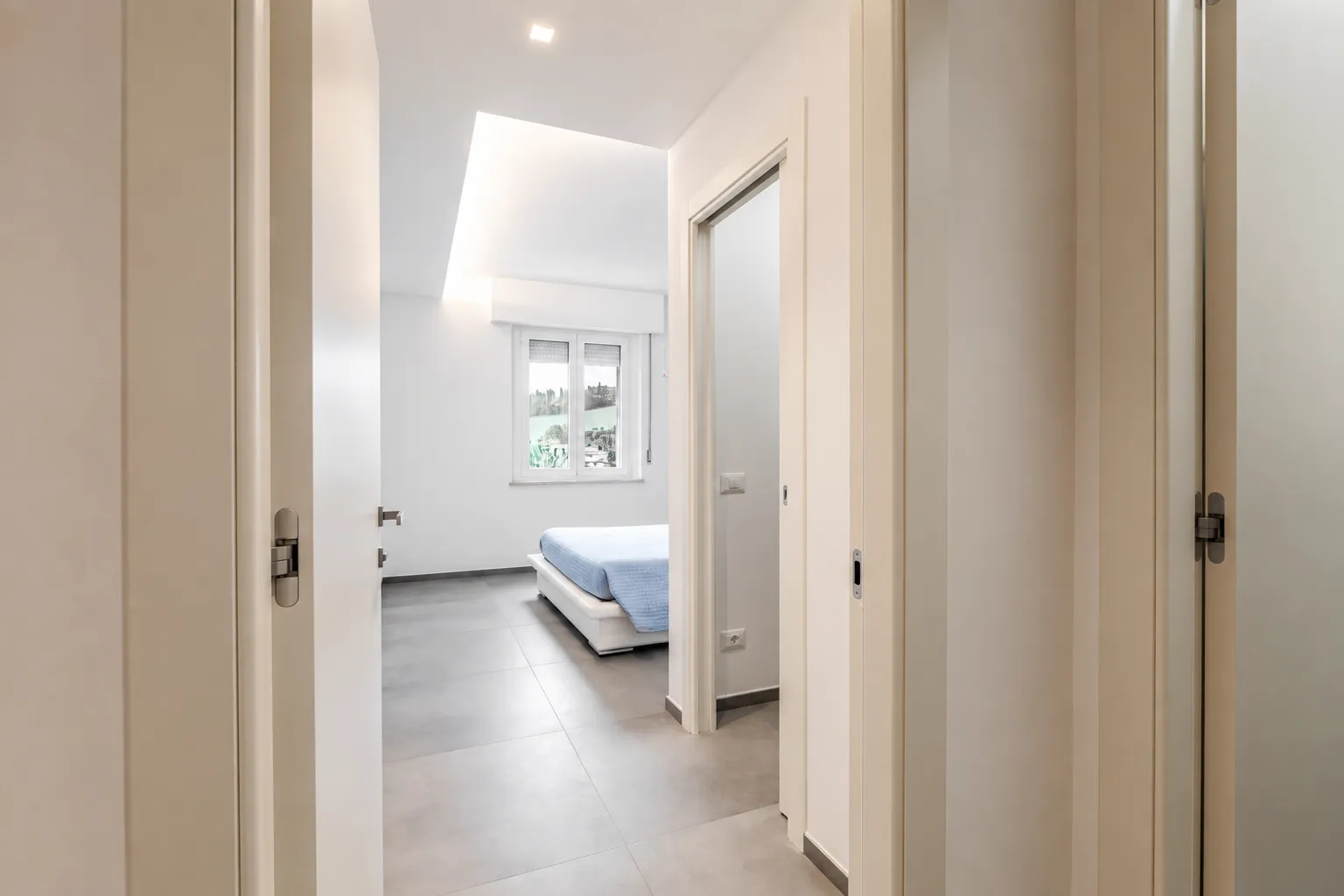 Bagno contemporaneo con mobile lavabo e rivestimento grigio
