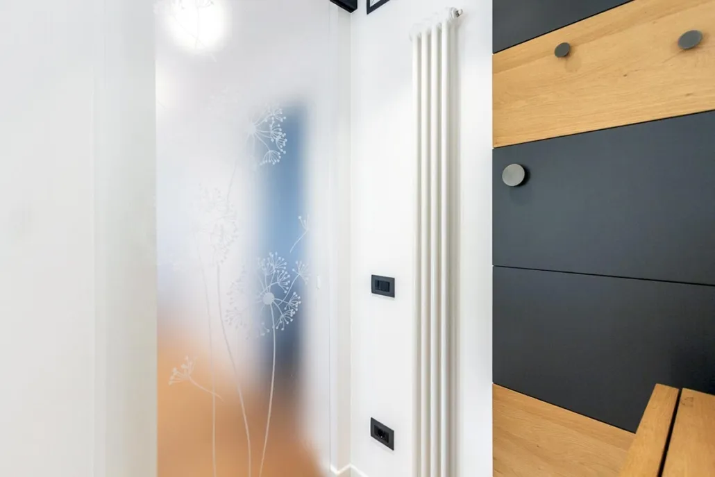 Bagno con doccia in vetro e piastrelle decorative a disegno mediterraneo