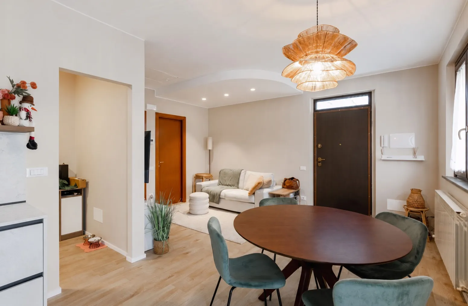 Zona pranzo con tavolo ovale e parquet in un appartamento a Carignano