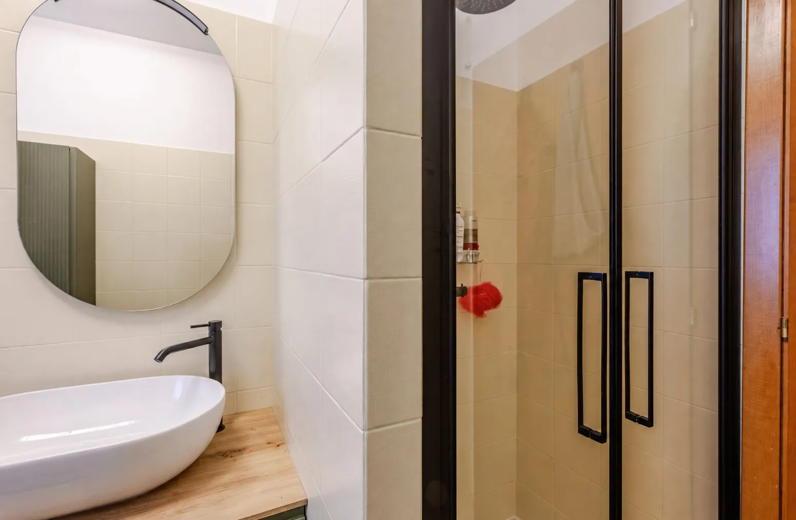 Soggiorno con pareti neutre e soffitto ribassato curvo