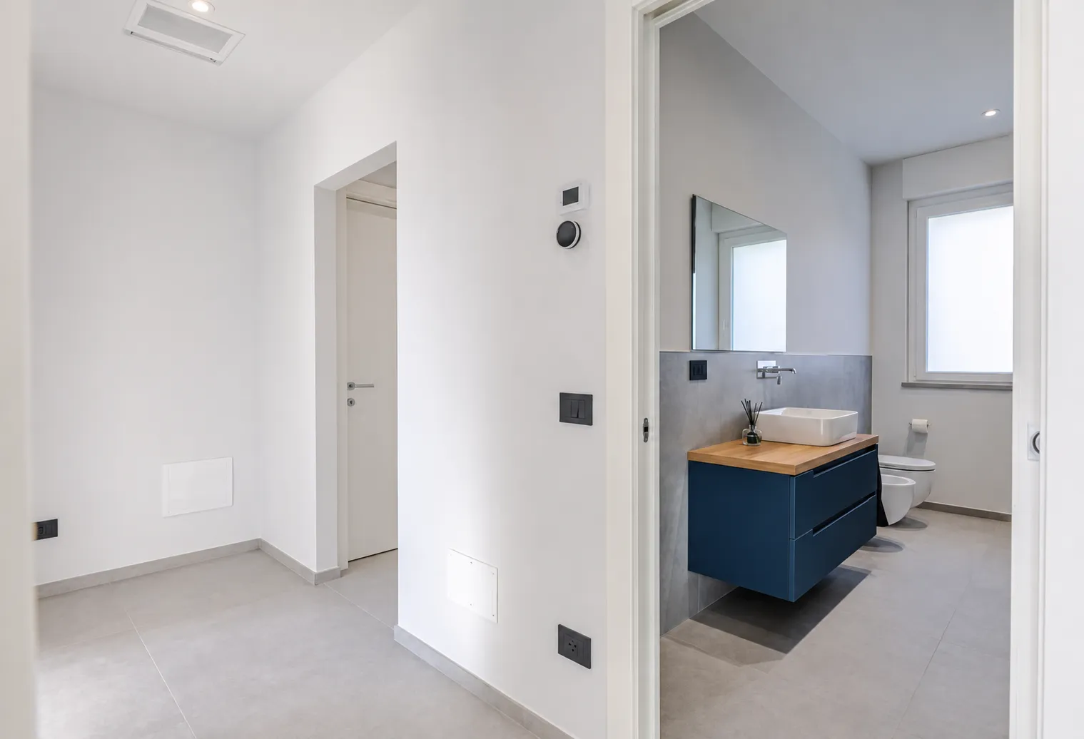 Bagno con mobile lavabo, doccia e zona lavanderia in un appartamento a Pegli
