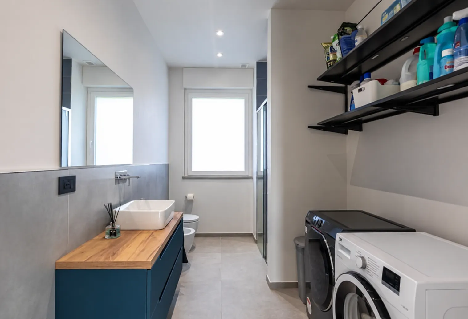 Doccia con rivestimento decorativo in un bagno ristrutturato a Pegli